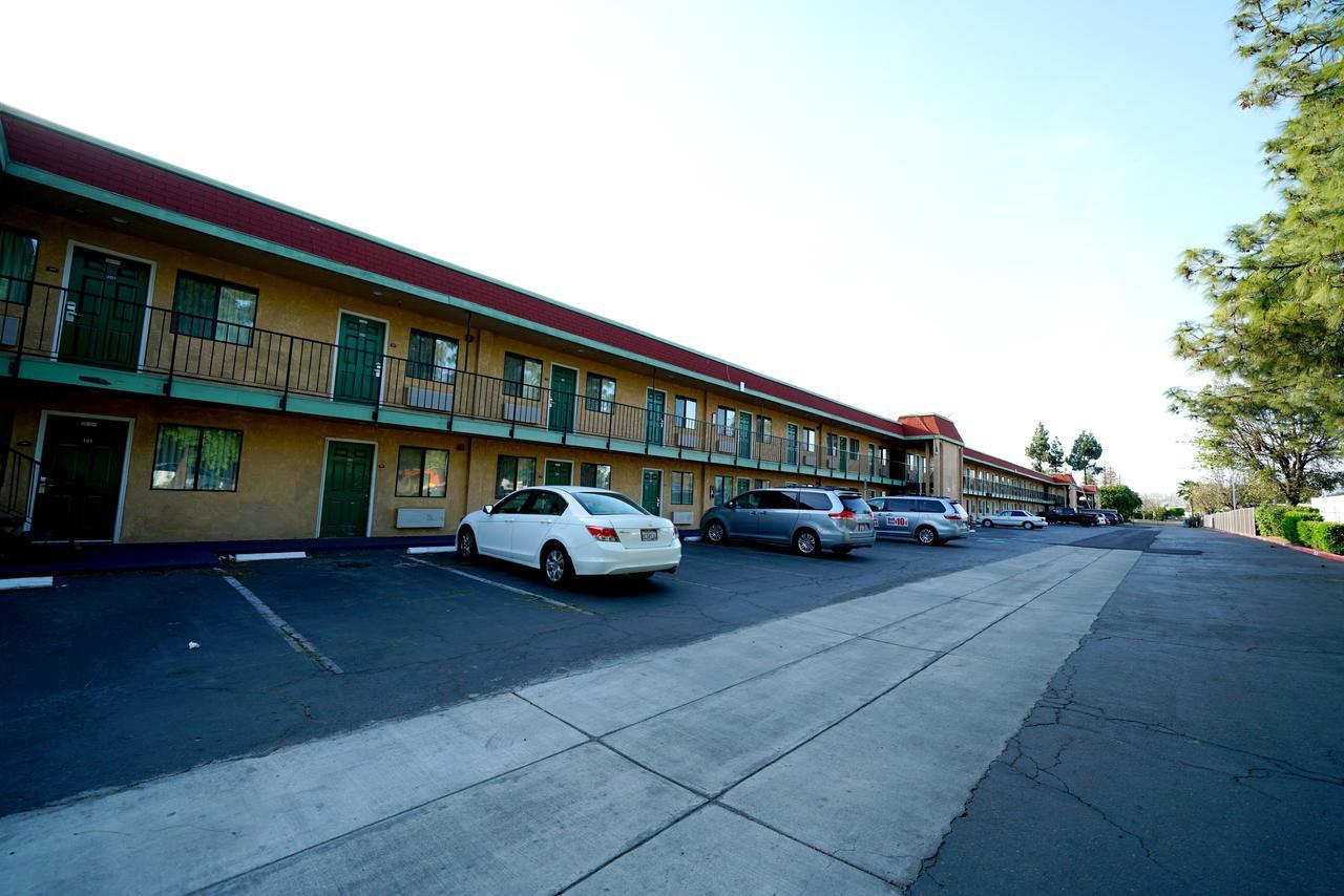 Ambassador Inn Fresno Exterior photo